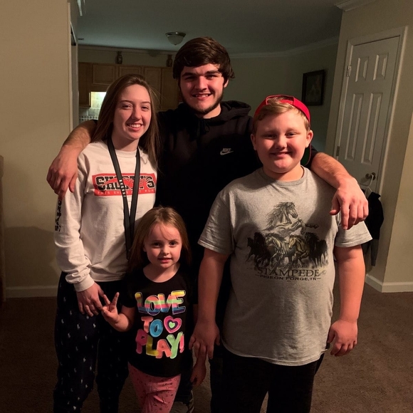 Meet your Posher, Lisa - Picture 1 of 1